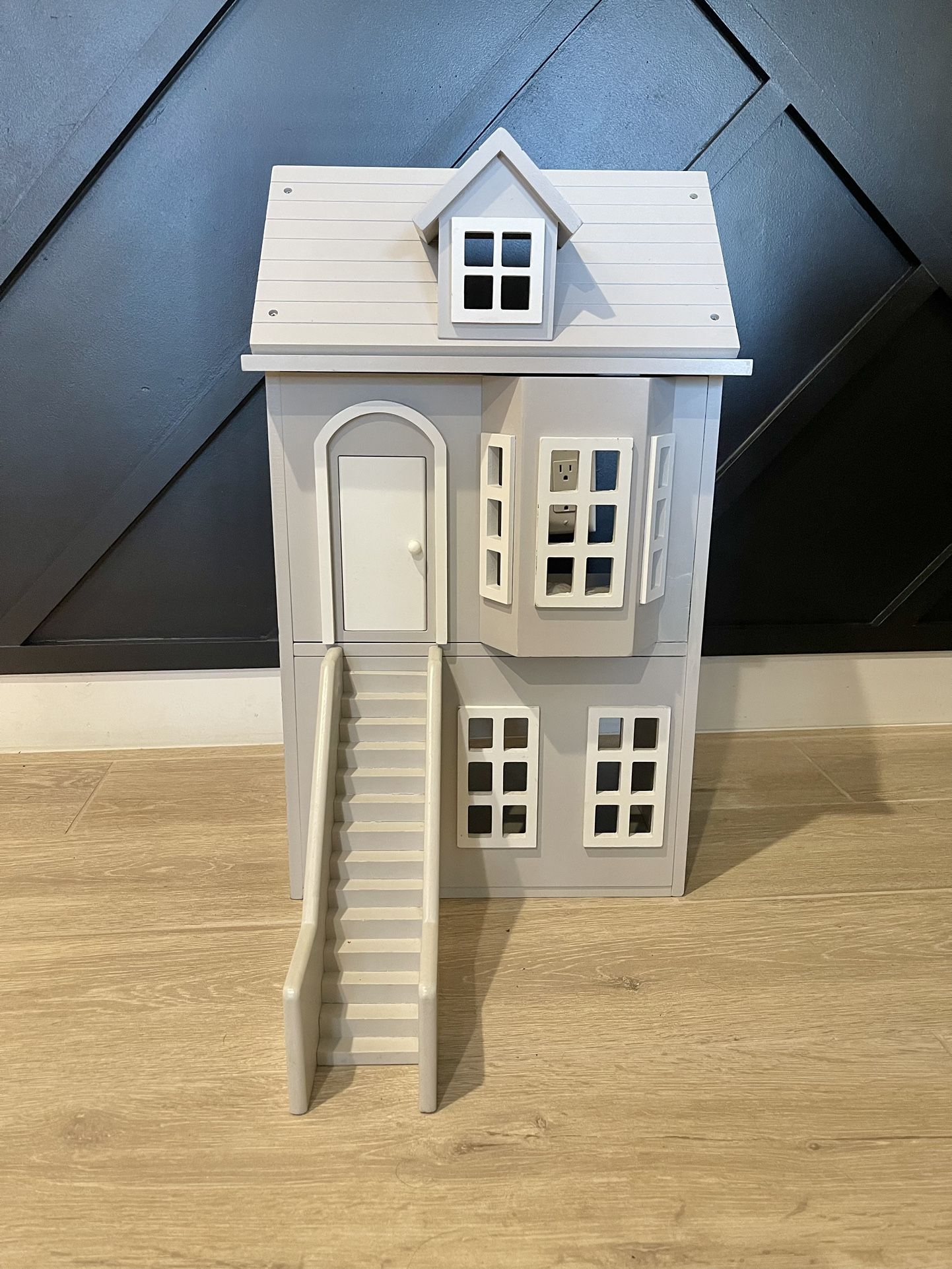 Pottery Barn Dollhouse (heavy and sturdy)