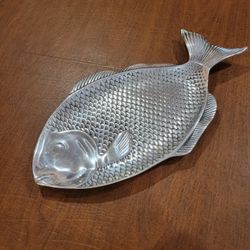 Vintage Sea Life Fish Catch All Tray By Wilton Armetale Large Metal 
Platter Tray.
It is approximately 18x10". Weight 2lb 12oz plus shipping materials