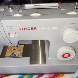 SINGER HEAVY DUTY SEWING MACHINE  MODEL 4423