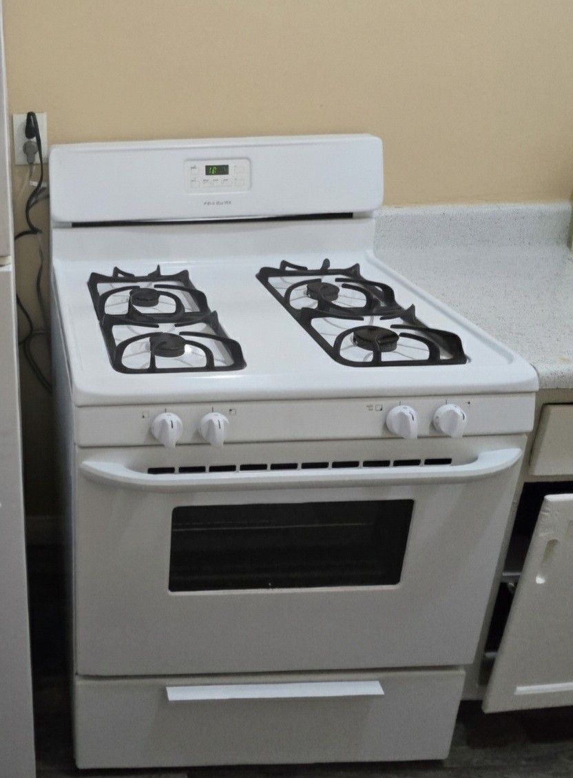 Frigidaire Gas Stove – Excellent Condition