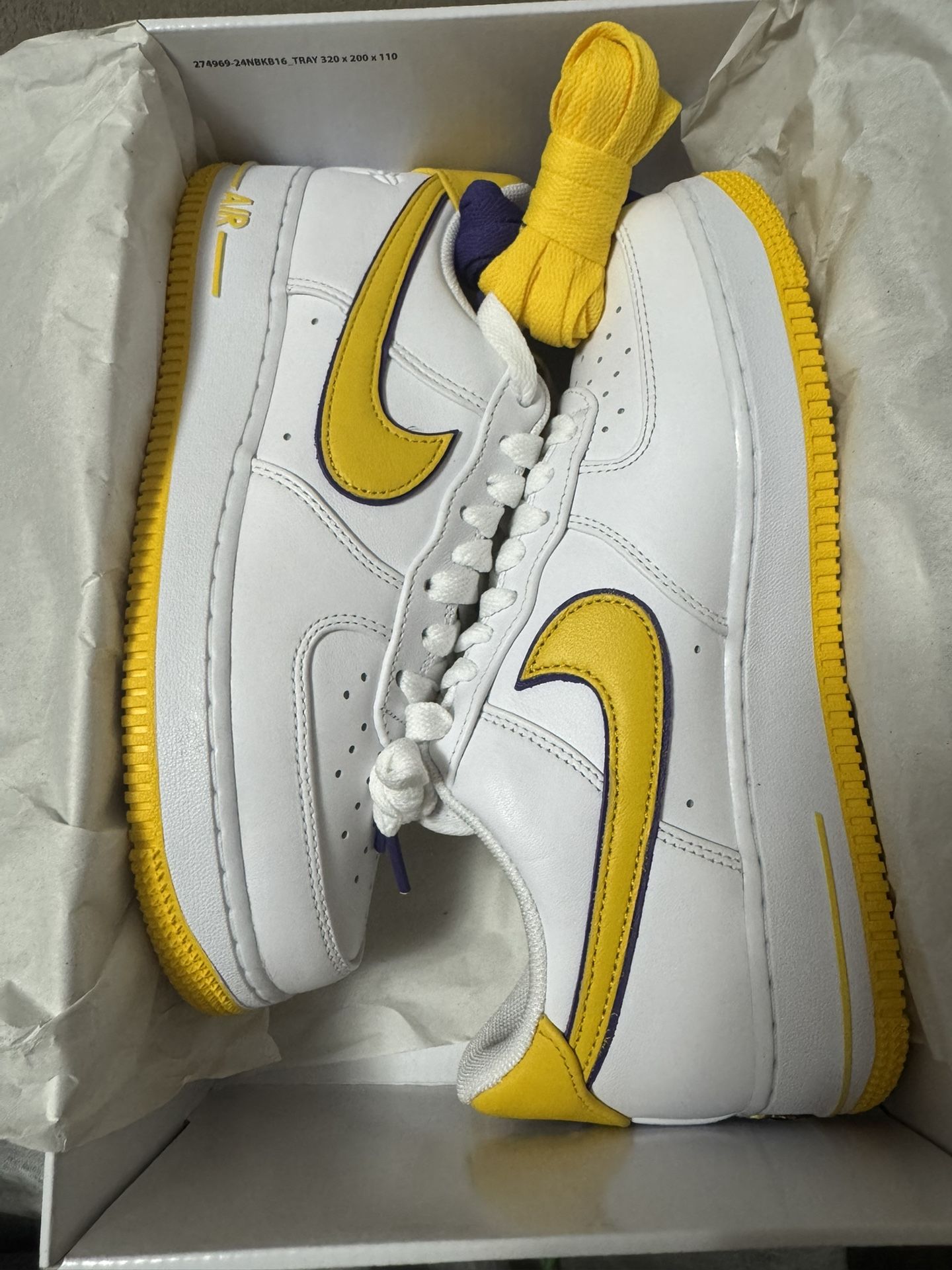 DS NIKE AIR FORCE 1 KOBE SIZE 8 BRAND NEW NEVER WORN 