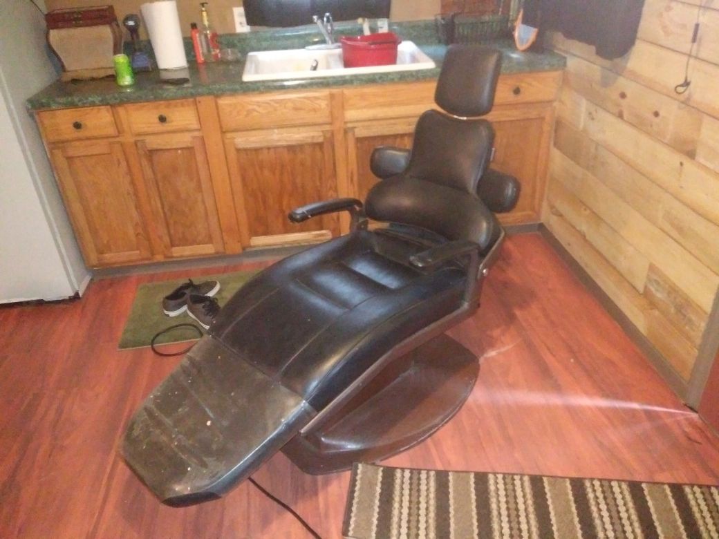 Pelton Crane Coachman dental chair/ Tattoo Chair