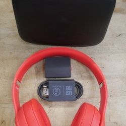 headphones Beats red solo 3 with case A1796 pre owned 887383-2