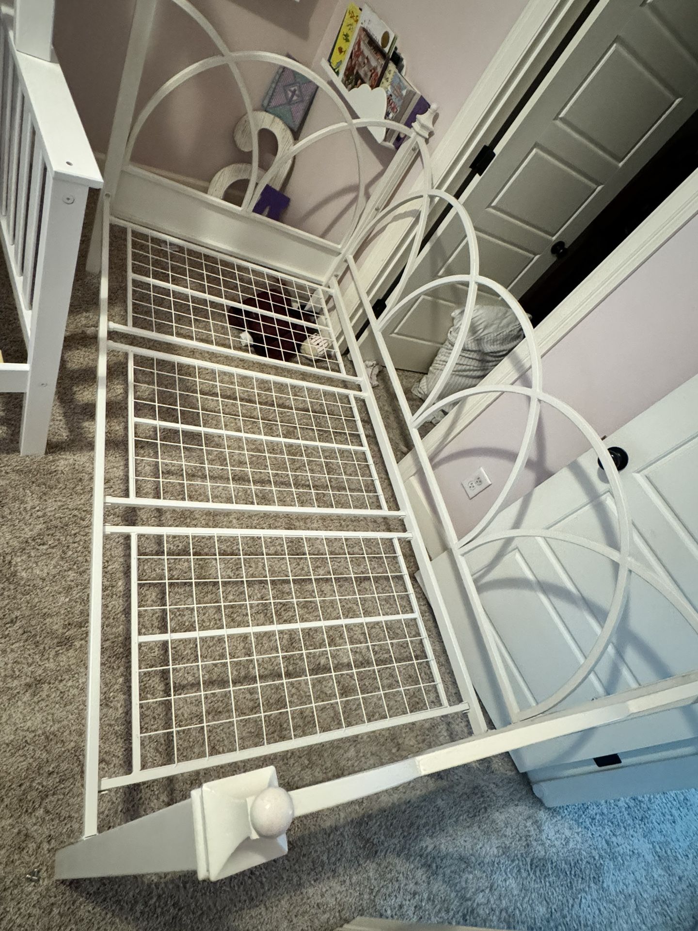 White Metal Day Bed