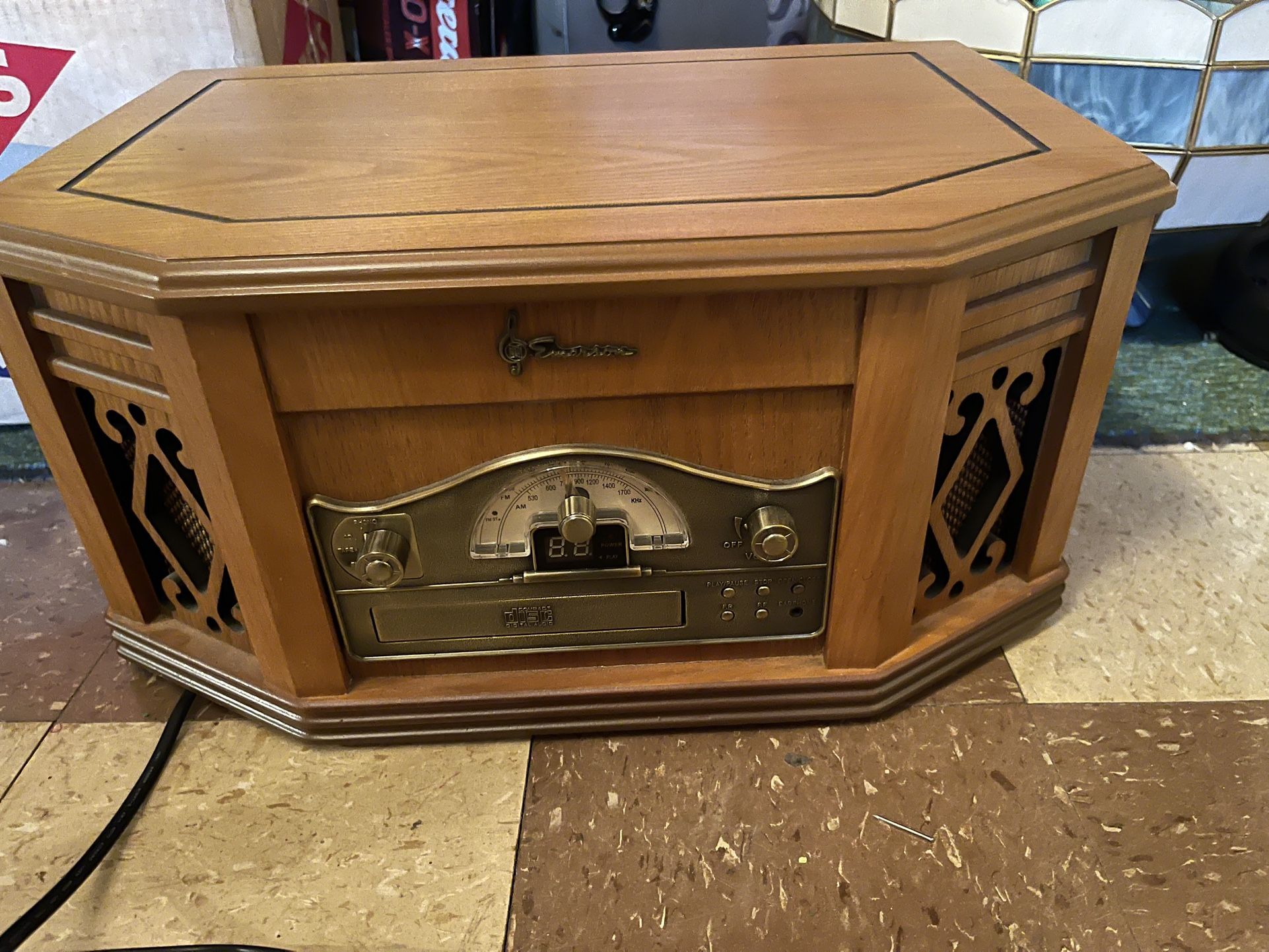 Emerson stereo system With CD/ Cassette/Turntable And AM/FM Radio