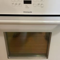 Frigidaire build in wall oven 24”