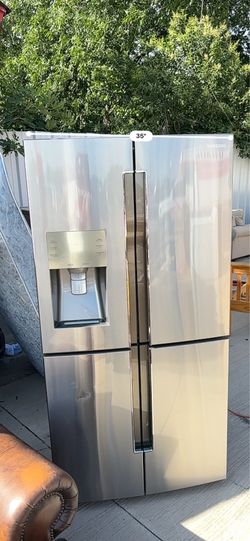 Nice Samsung Refrigerator! Delivery Available!