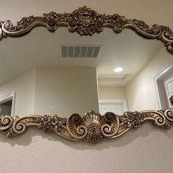 Elegant Vintage-Style Ornate Wall Mirror – Gold Finish