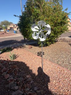 6 ft tall yard decoration wind spinner