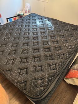 Helix Sunset Elite King Mattress Like New / Excellent Condition