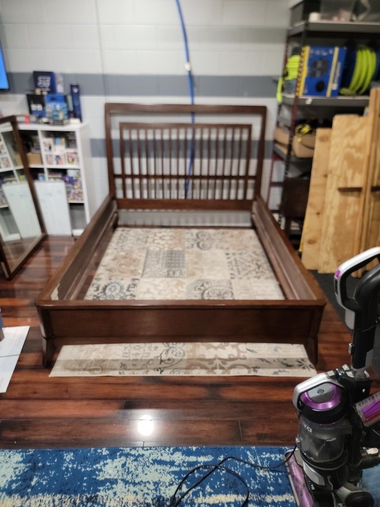 Solid Wood Queen Bedroom Set Excellent Condition