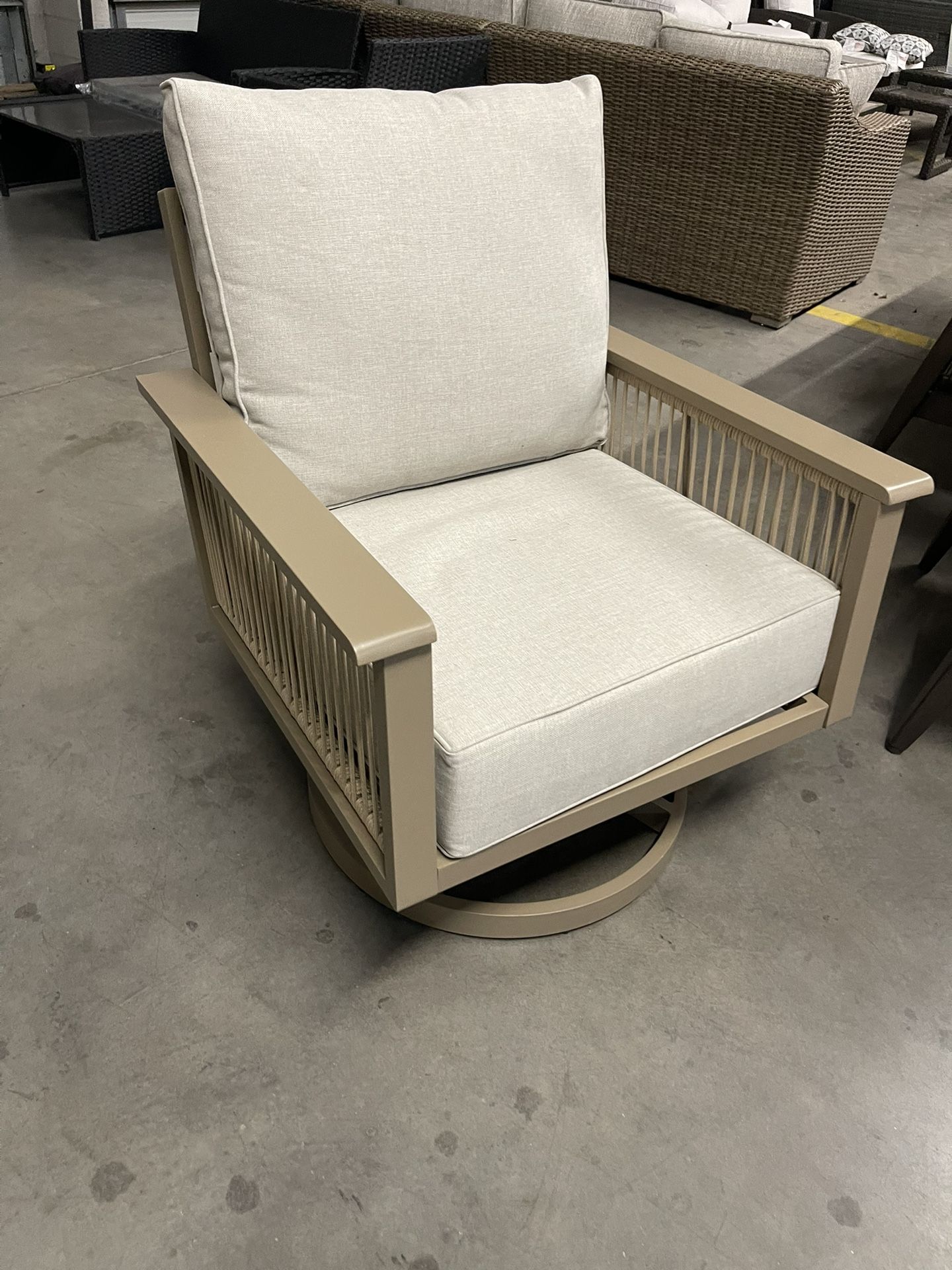Outdoor Patio Furniture Aluminum Swivel Chair *New*
