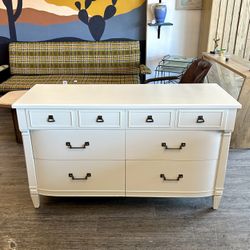 Beautiful White Dresser / 6 Drawers 