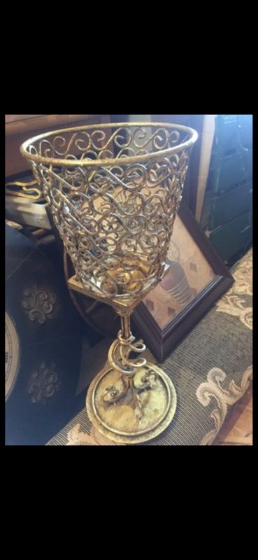 Metal candle holder