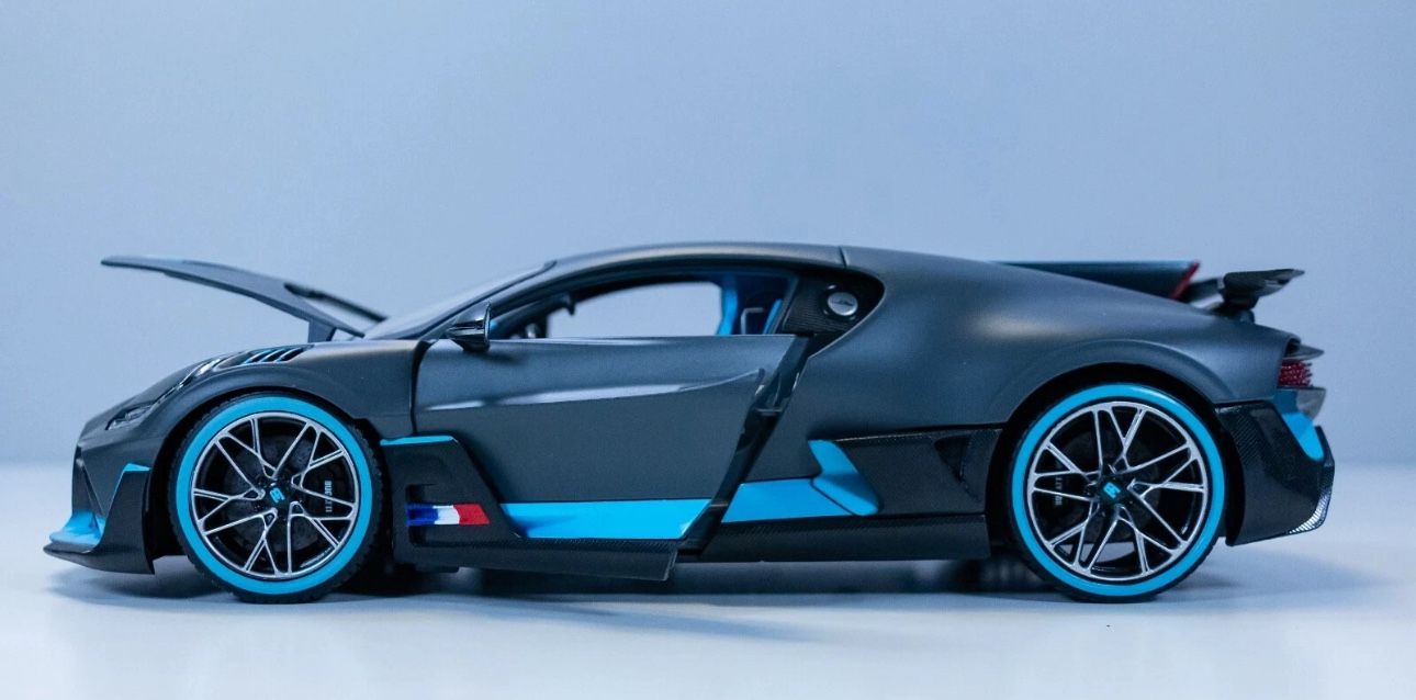 Maisto Special Edition 1:18 Scale Bugatti Divo Diecast Car Gray / Blue