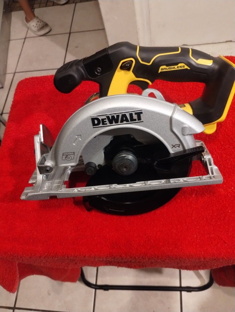 XR BRUSHLESS 20 Volt Dwalt 61/2 Circular Saw TOOL ONLY $$145