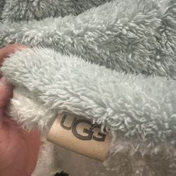 Queen Size Ugg Blanket for Sale in Delano CA OfferUp