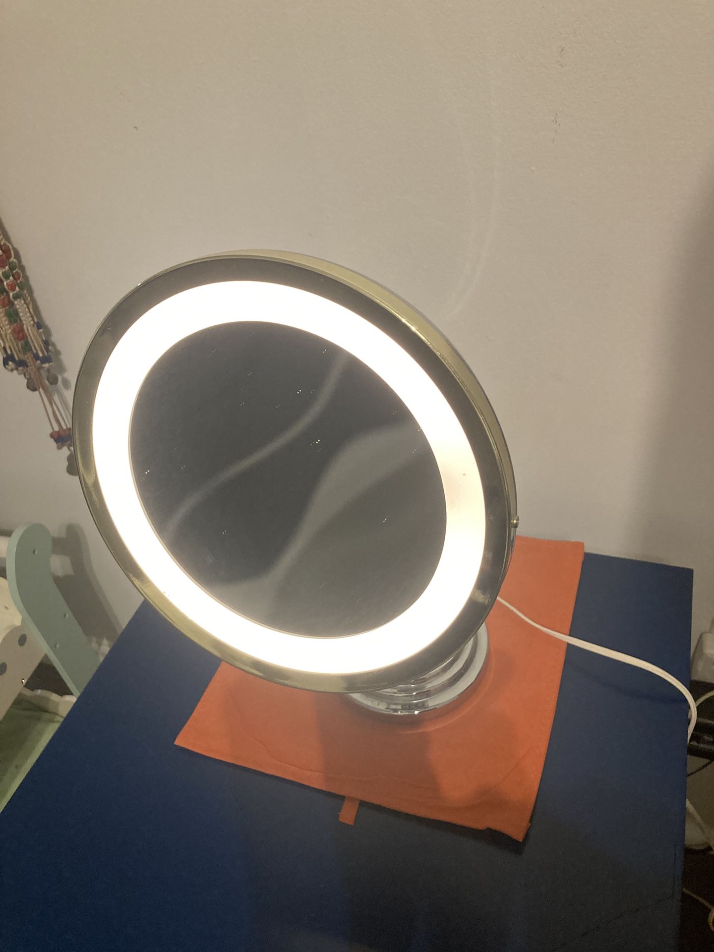 Magnifying Mirror With Light 9”
