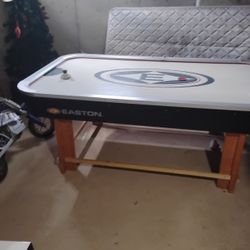 Easton Air Hockey Table With 2 Sets Of Puck Hitters And One Puck