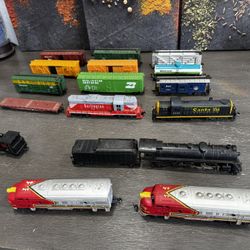 Huge HO Scale Model Train Lot – 5 Locomotives, 40+ Cars, Track, Transformer