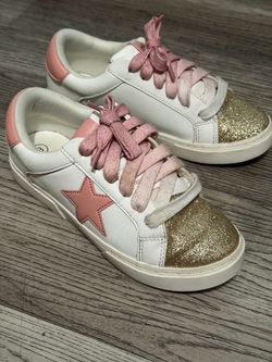 Tennis shoes