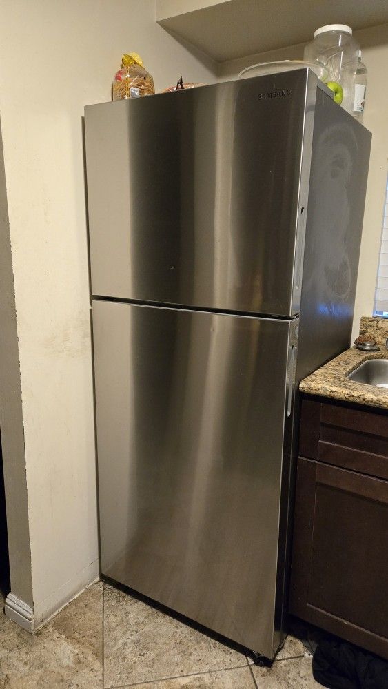 Samsung Refrigerator 15.6 Cubic Ft.