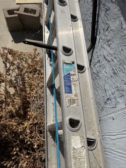 28 ft Aluminum Extension Ladder 250 lb