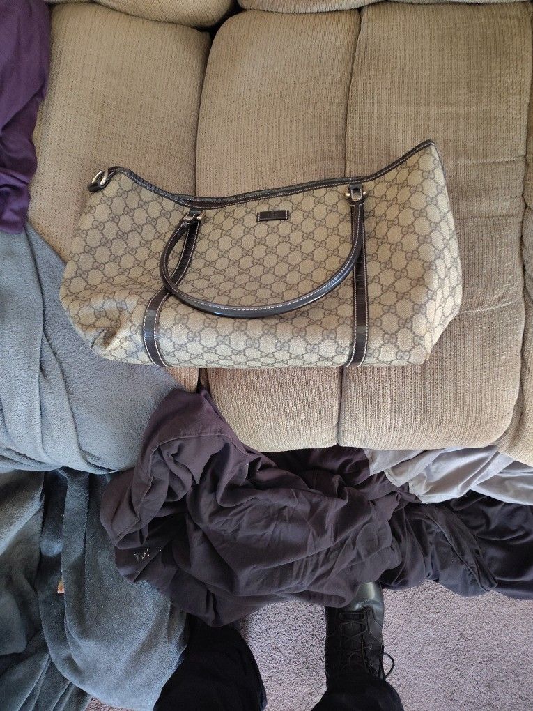 Gucci hand bag Like New gg