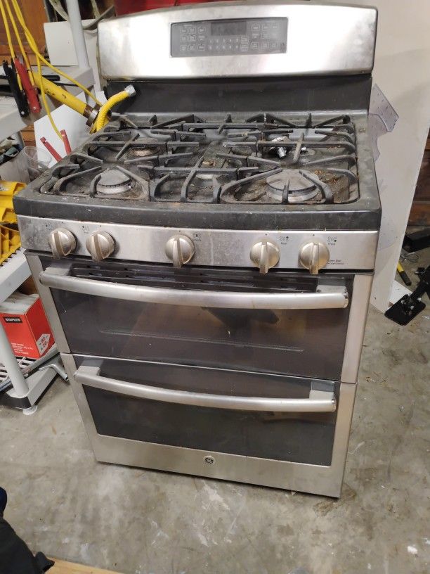GE 4 Burner Gas Range, Hood,Vent And Microwave Set.