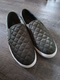 Women's Time and Tru Olive Quilted Memory Foam Slip on Sneakers (Size 9)