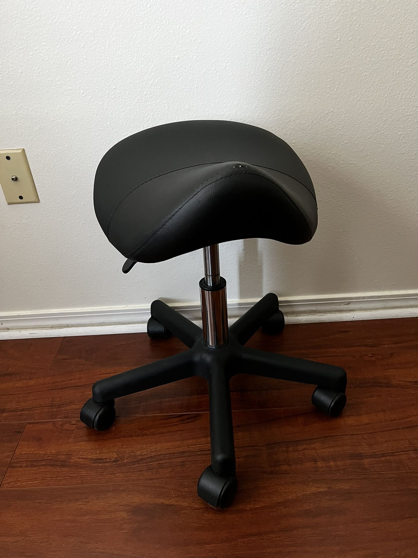 HOMCOM Rolling Saddle Stool, Swivel Salon Chair, Ergonomic Faux Leather Stool, Adjustable Height with Wheels for Spa, Salon, Massage, Office, Black