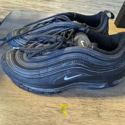 Children’s athletic shoes