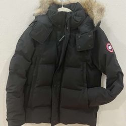 Black Canada Goose Jacket (w/ fur) RARE ❄️