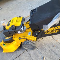 28 INCH DEWALT COMERCIAL GASOLINE ENGINE SELF-PROPELLED 223CC LAWN MOWER. 