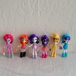 Mini Dolls Equestria Toys. 6 Dolls And 65 Pcs Out Fit  In Exelente Condition. 