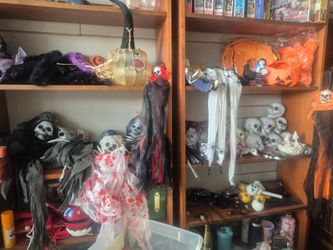 Halloween Decoration Lot – Skulls, Skeletons & More