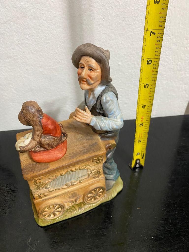 ADORNO DE BISCUIT DISEÑO CAJA DE MUSICA