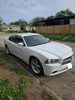2013 Dodge Charger SXT V6 - Cold AC - Title In Hand