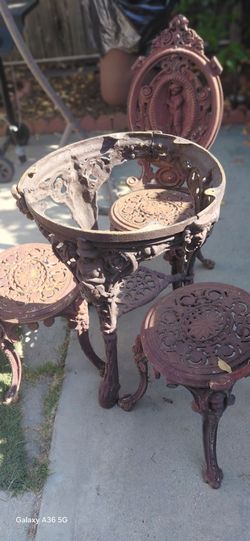 Vintage cast iron table / chairs