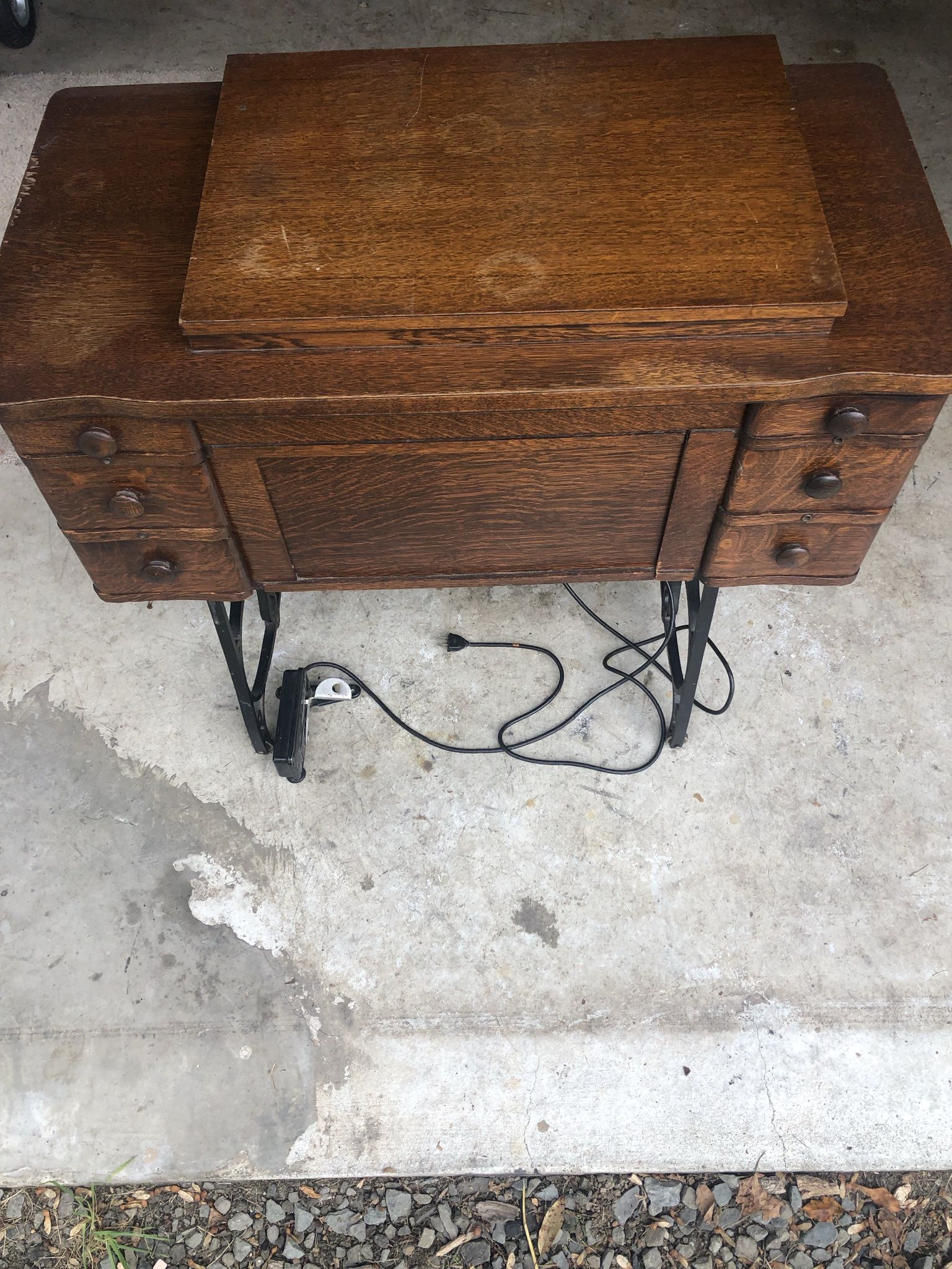 Vintage Sewing Machine (antique)