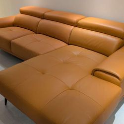 New Luxury Leather Sectional Couch / Free Delivery 