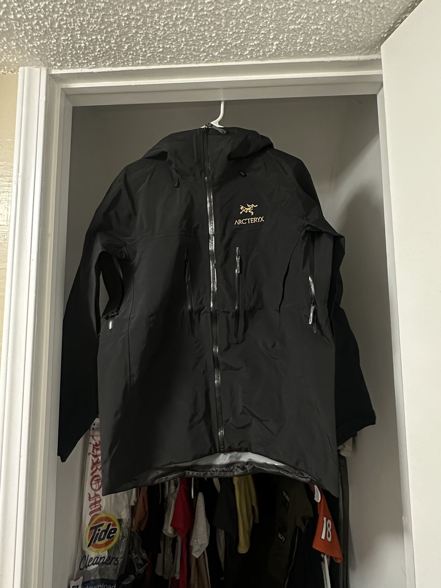 Arc’teryx Jacket Alpha SV “24K Black”