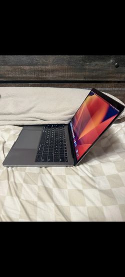 MacBook Pro space gray 8 GB ram 250 GB hard drive with charger 340$