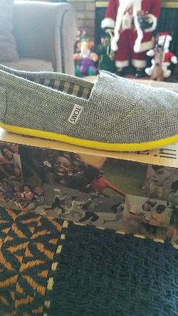 Size 6.5 Tom's shoes