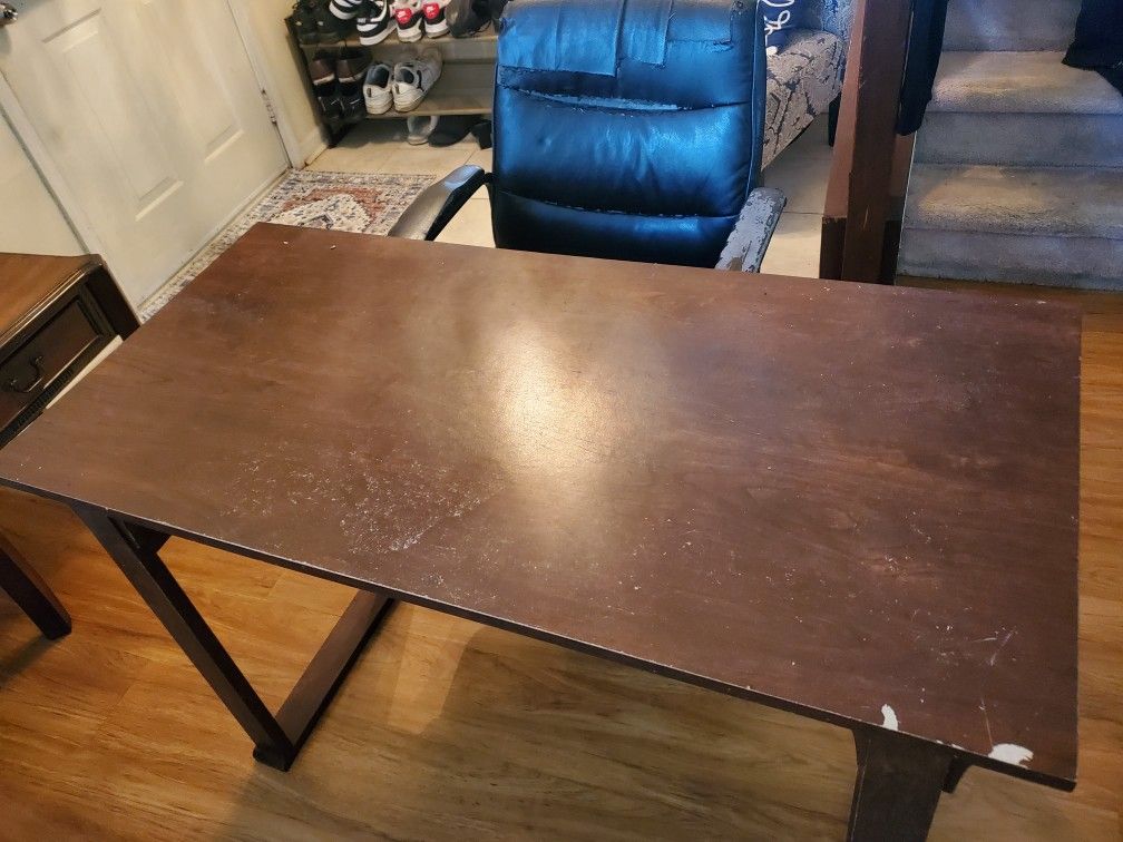 Special Price Desik Office With Chair In Good Condition