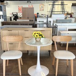 🔥Special Discount (Set of 3)🔥Modern fabric-upholstered kitchen chairs, curved-back wooden dining chairs, paired with a modern-style round side table