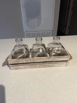 3 bud vase in wooden base center piece