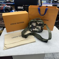 Louis Vuitton - Quest Messanger D16