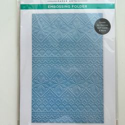 Spellbinders - Embossing Folder - Ski Lodge | 5.5”x 8.5”