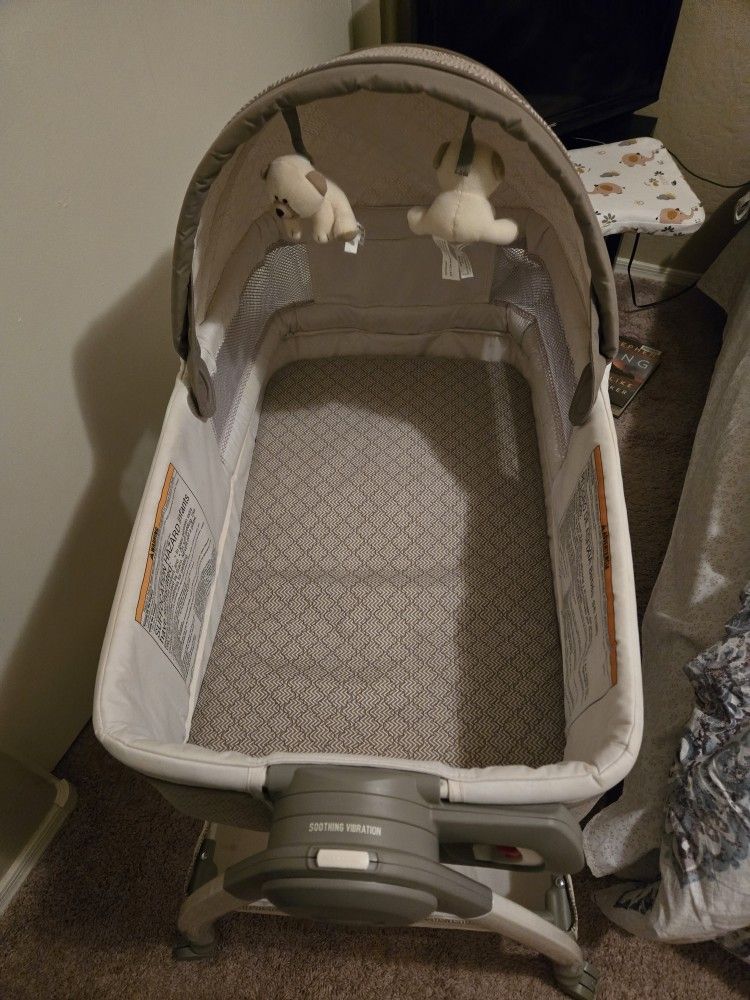 Graco dream suite bassinet/ changing table